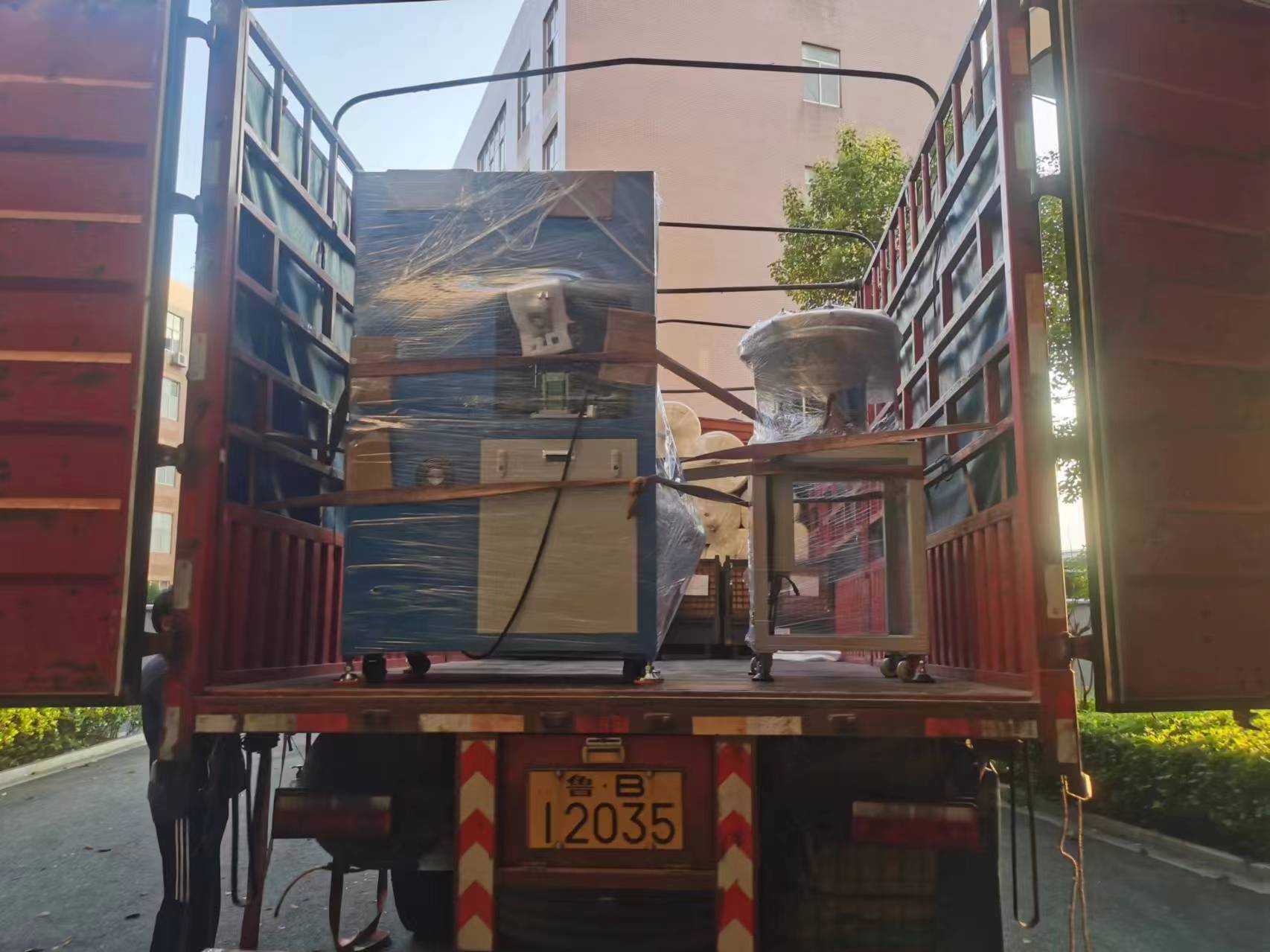 出貨一臺銷軸光學(xué)分選機(jī)