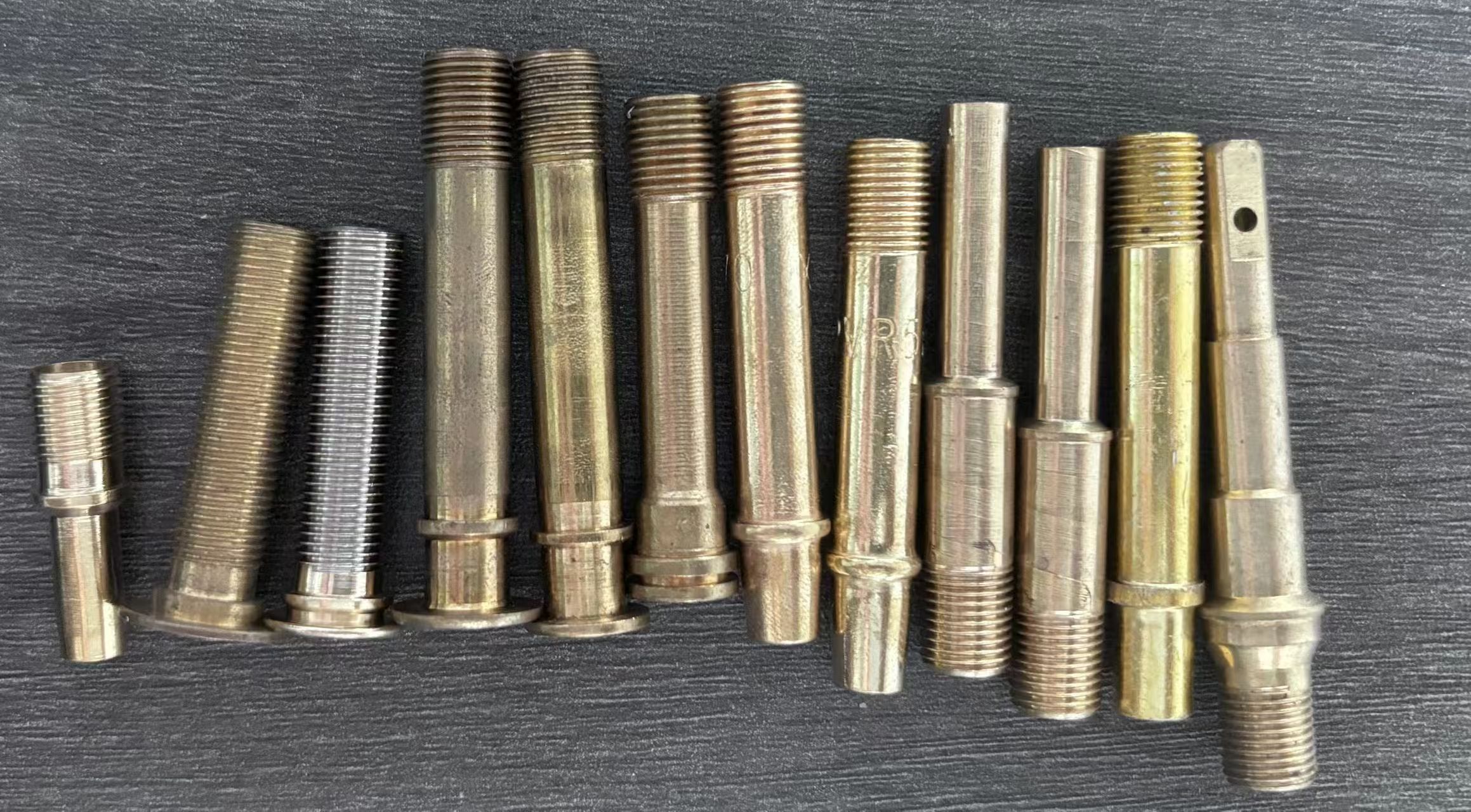 氣門嘴光學(xué)篩選機(jī)：精準(zhǔn)檢測(cè)，提升品質(zhì)與生產(chǎn)效率